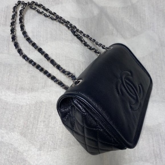Chanel Flap Bag Caviar/Grained Calfskin Silver Hardware - Picture 4 of 15